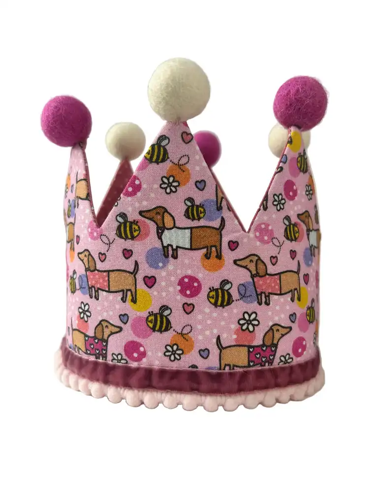 Puppies & Pom Poms Gorro de cumpleaños forma de corona - - Hecha a mano - Estampado de Perro Salchicha Feliz - Rosa - 27-33 x 13cm - Puppies & Pom Poms - Comparador de precios